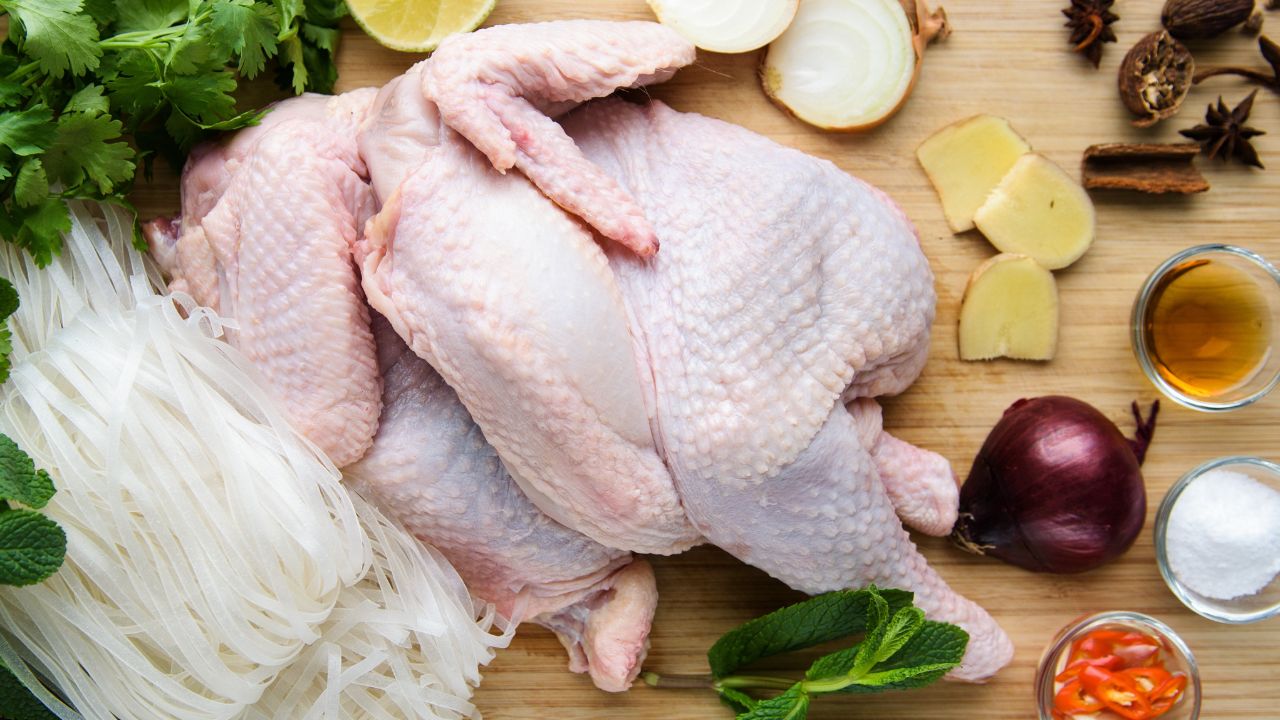 cuanta proteina tiene el pollo